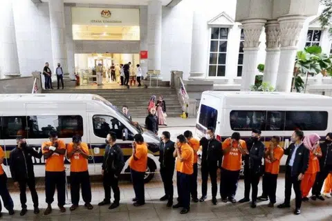 Pegawai Suruhanjaya Pencegahan Rasuah Malaysia (SPRM) membawa suspek ke Mahkamah Putrajaya pada 21 Ogos, bagi permohonan reman untuk  membantu siasatan kes penyeludupan warga asing di Lapangan Terbang Antarabangsa Kuala Lumpur, Terminal 2 (KLIA2).