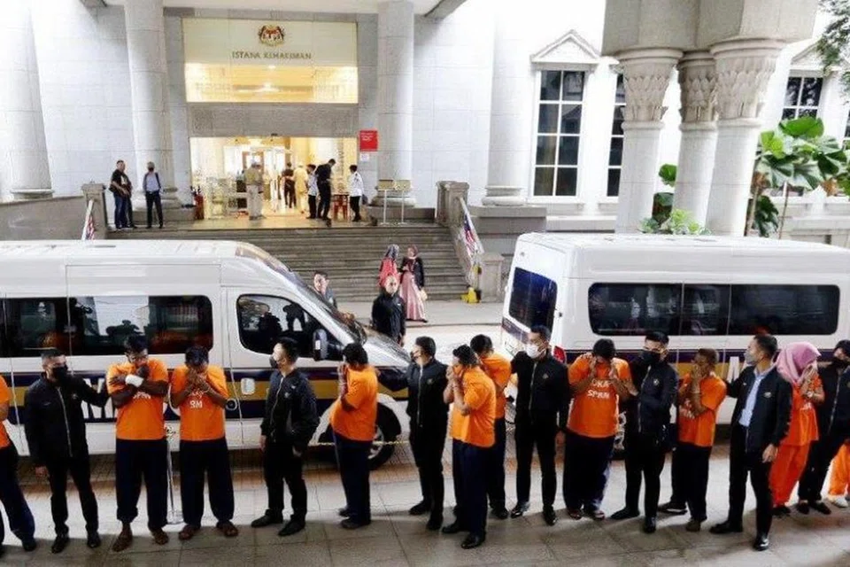 Pegawai Suruhanjaya Pencegahan Rasuah Malaysia (SPRM) membawa suspek ke Mahkamah Putrajaya pada 21 Ogos, bagi permohonan reman untuk  membantu siasatan kes penyeludupan warga asing di Lapangan Terbang Antarabangsa Kuala Lumpur, Terminal 2 (KLIA2).
