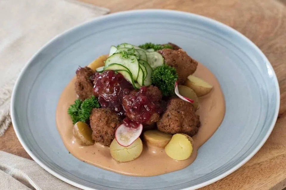 Fika terkenal dengan hidangan Sweden ikonik, Swedish Meatballs yang dihidangkan bersama sos perang dan jem lingonberi.