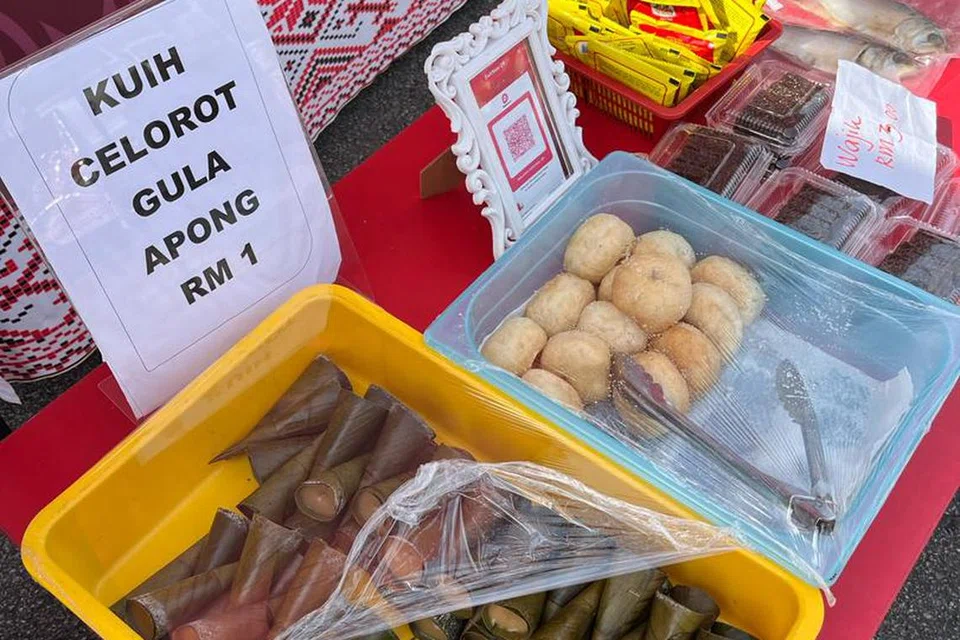 CUBA RASA: Jika berkunjung ke Pasar Borneo, di Seri Kembangan, Selangor, jangan lepaskan peluang merasai keenakan kuih celorot yang terkenal di Sabah dan Sarawak. 