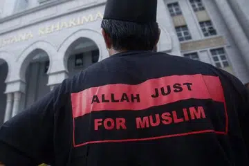 RAYUAN DITOLAK: Mahkamah Persekutuan semalam menolak permohonan Gereja Katolik untuk merayu keputusan mahkamah Oktober tahun lalu yang melarang penggunaan kalimah 'Allah' dalam penerbitan mingguannya. - Foto REUTERS