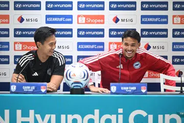 Ketua jurulatih Singapura, Gavin Lee (kiri), dan penyerang, Ilhan Fandi, menekankan kepentingan mengimbangi pertahanan dan serangan bagi memburu kemenangan di Thailand semasa sidang media di Bangkok pada 17 Ogos.