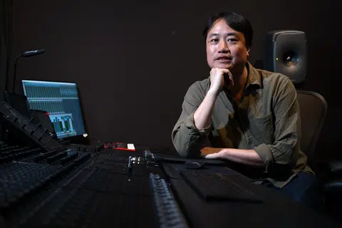 Berkongsi kepada media di Infinite Studios, yang terletak di Media Circle, pada 11 Jun, Pengarah Muzik Perbarisan Hari Kebangsaan (NDP) 2026, Encik Bang Wenfu, berkata pihaknya mahu menawarkan sesuatu yang berbeza, dan edisi kali ini, khususnya dengan kembalinya NDP ke Stadium Negara selepas 10 tahun, membawa suasana yang lebih berunsurkan konsert.