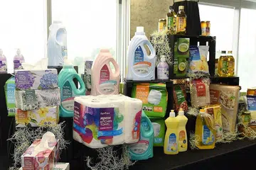 DIPERBAHARUI: Koperatif NTUC FairPrice akan memperbaharui koleksi produk jenama sendiri atau 'housebrand'. Ia menetapkan matlamat untuk melancarkan 300 produk baru dalam 12 bulan mendatang supaya dapat memenuhi keperluan pengguna yang berubah. - Foto NTUC FAIRPRICE
