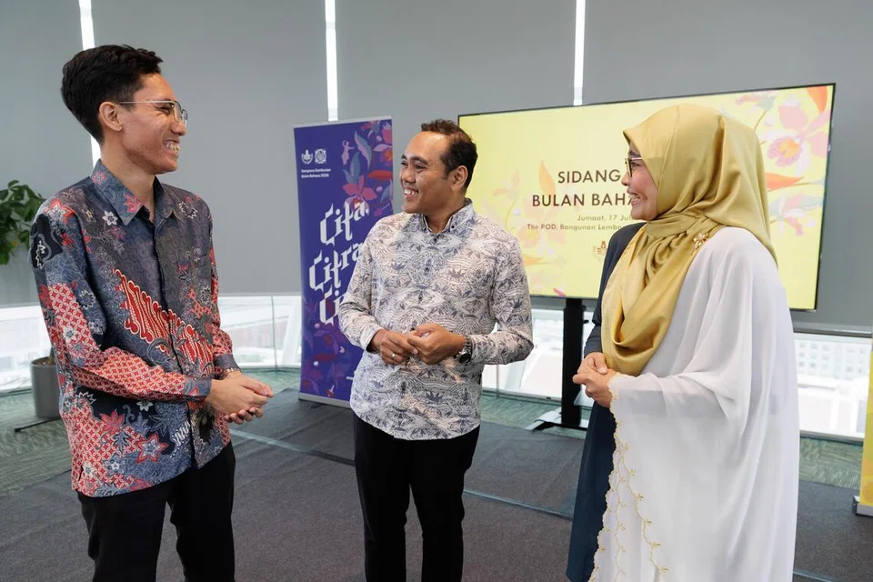 DUTA BAHASA: Menteri Negara (Ehwal Luar merangkap Pembangunan Sosial dan Keluarga), Encik Zhulkarnain Abdul Rahim (tengah), beramah mesra dengan dua Duta Bahasa baharu, Encik Kamal Ashraf Kamil Jumat (kiri), dan Cik Anis Qurratu’aini Azman (kanan), di sidang media Bulan Bahasa 2026 di The Pod, Lembaga Perpustakaan Negara (NLB) pada 17 Julai.