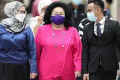 HADAPI TUDUHAN: Isteri bekas Perdana Menteri Malaysia, Datin Seri Rosmah Mansor (tengah) hadapi tiga tuduhan rasuah projek tenaga solar RM1.25 bilion ($0.39 bilion) di Sarawak. - Foto REUTERS