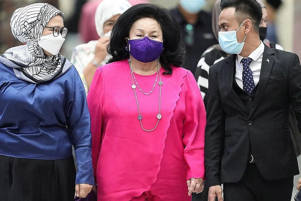 HADAPI TUDUHAN: Isteri bekas Perdana Menteri Malaysia, Datin Seri Rosmah Mansor (tengah) hadapi tiga tuduhan rasuah projek tenaga solar RM1.25 bilion ($0.39 bilion) di Sarawak. - Foto REUTERS