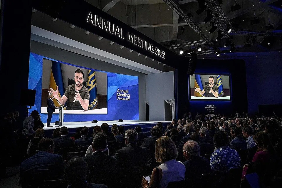 GESAAN KEPADA PEMIMPIN PERNIAGAAN: Encik Volodymyr Zelensky memberitahu pemimpin perniagaan global di Davos kelmarin bahawa dunia mesti meningkatkan sekatan terhadap Russia untuk menghalang negara lain daripada menggunakan "kekerasan" untuk mencapai matlamat mereka. - Foto AFP