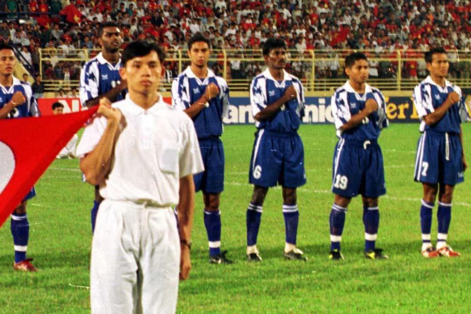Pasukan bola sepak negara di Piala Tiger 1998. Rezal (dua dari kanan) mengukir namanya sebagai penjaga gawang yang cekap dan tangkas di kejohanan tersebut.