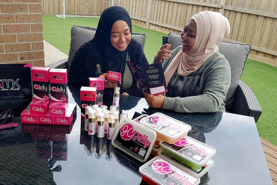 TEMBUSI NEGERI KANGGARU: Cik Sazrina (kiri) bersama adiknya, Cik Norfaezah, turut menjual produknya di Melbourne. - Foto GMK SINGAPORE