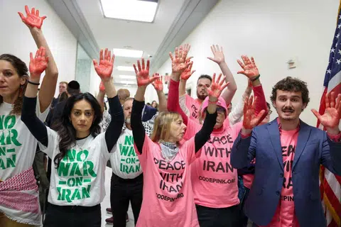 Penunjuk perasaan mengadakan bantahan ketika Pengerusi Ketua Turus Bersama, Jeneral Dan Caine, tiba sebelum pendengaran Jawatankuasa Perkhidmatan Bersenjata Dewan Perwakilan di Bangunan Pejabat Rayburn House, Washington, DC.
Jeneral Caine dan Setiausaha Pertahanan Pete Hegseth memberi keterangan mengenai Permohonan Belanjawan Tahun Fiskal 2027 Jabatan Pertahanan Amerika Syarikat.