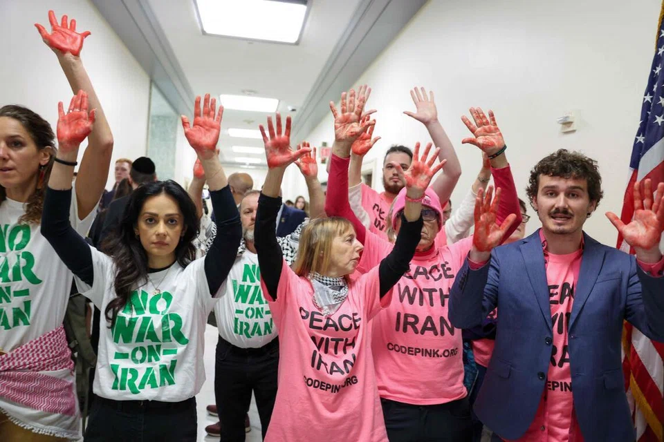 Penunjuk perasaan mengadakan bantahan ketika Pengerusi Ketua Turus Bersama, Jeneral Dan Caine, tiba sebelum pendengaran Jawatankuasa Perkhidmatan Bersenjata Dewan Perwakilan di Bangunan Pejabat Rayburn House, Washington, DC.
Jeneral Caine dan Setiausaha Pertahanan Pete Hegseth memberi keterangan mengenai Permohonan Belanjawan Tahun Fiskal 2027 Jabatan Pertahanan Amerika Syarikat.