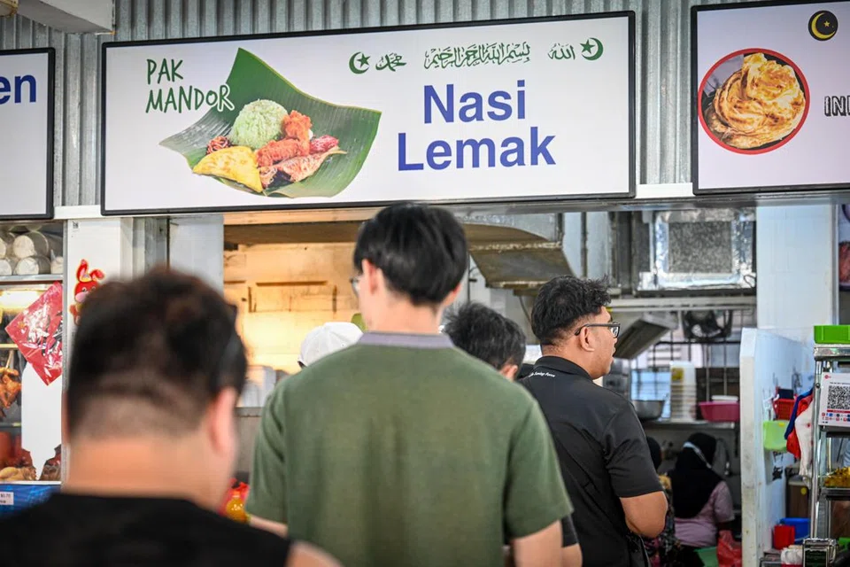 TIDAK TERPUTUS: Barisan di gerai ini tidak terputus pada waktu pagi, melayan pelanggan membeli nasi lemak untuk sarapan pagi.