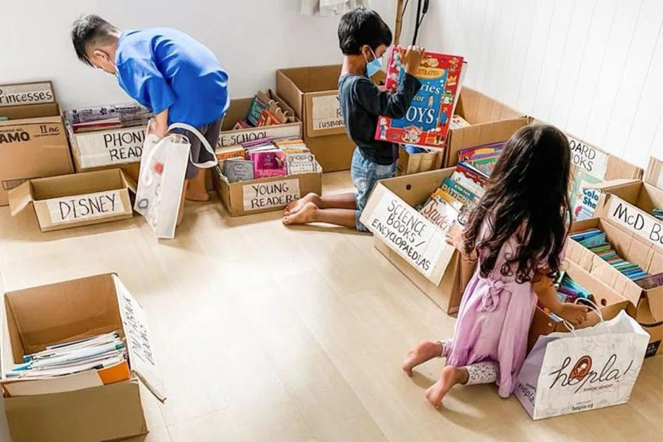 MANFAATKAN BUKU TERPAKAI: Program derma buku anjuran TLOC beri peluang kepada ibu bapa miliki buku bahasa Melayu terpakai dan buku-buku lain untuk dimanfaatkan oleh anak-anak.