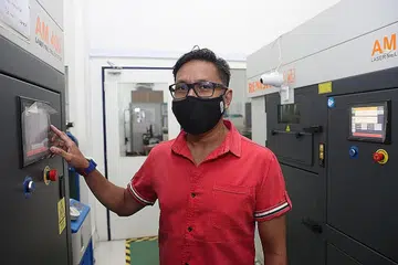 PERANAN SAMA INDUSTRI LAIN: Encik Mohd Nasir Ja'apar diberhentikan kerja sebagai jurutera mutu kanan dalam syarikat minyak dan gas dek Covid-19. Dengan bantuan WSG, beliau kemudian mendapatkan pekerjaan sama tetapi di syarikat pembuatan maju 3D Metalforge pula. - Foto BM oleh TIMOTHY DAVID