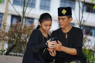 Hamzah Adon (kanan) dan anaknya, Annsah Fariyah, saling memujuk hati mengenang pemergian isterinya, Allahyarhamha Anita Wansi, kerana barah pada 22 Ogos 2023.