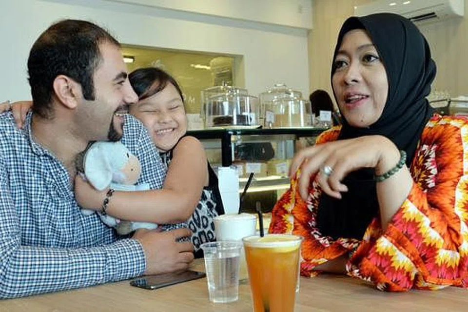 PASANGAN BARU: Pelakon dan pengarah Azian Pasiran bersama anaknya, Elqaira Rayyan, lima tahun, yang kelihatan begitu mesra dengan ayah tirinya, Ashraf Fathi. Menurut Azian, anaknya itu amat berwaspada terhadap jejaka yang ditemui ibunya. - Foto M.O. SALLEH