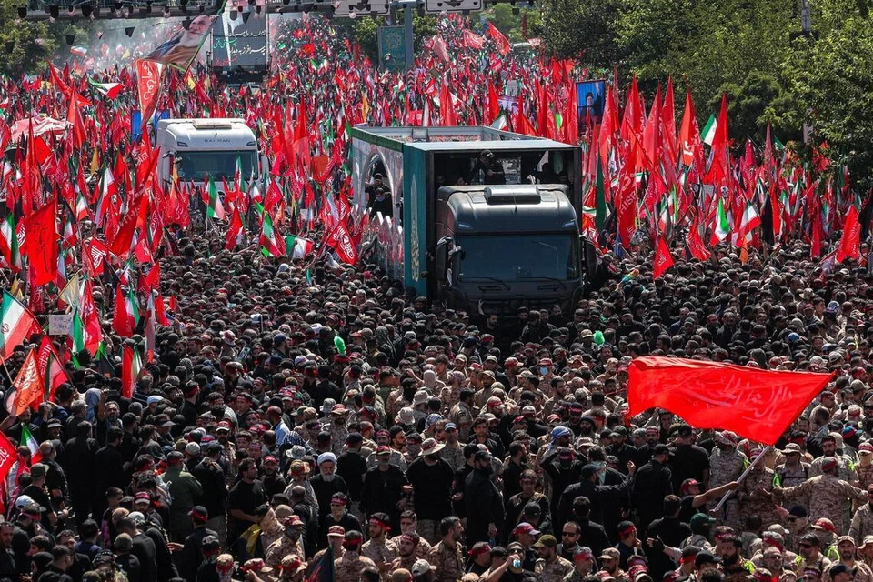 Kenderaan yang membawa keranda bekas Pemimpin Tertinggi Iran, Ayatollah Ali Khamenei, dan anggota keluarganya bergerak melalui jalan-jalan di Tehran ketika ribuan rakyat menghadiri perarakan pengebumian pada 6 Julai 2026. Upacara pengebumian itu berlangsung ketika Presiden Amerika Syarikat, Donald Trump, kembali mengancam Tehran dengan berkata Washington sama ada akan mencapai perjanjian dengan Iran atau “menghabiskan tugas”, susulan kegagalan rundingan damai terbaru antara kedua-dua negara.