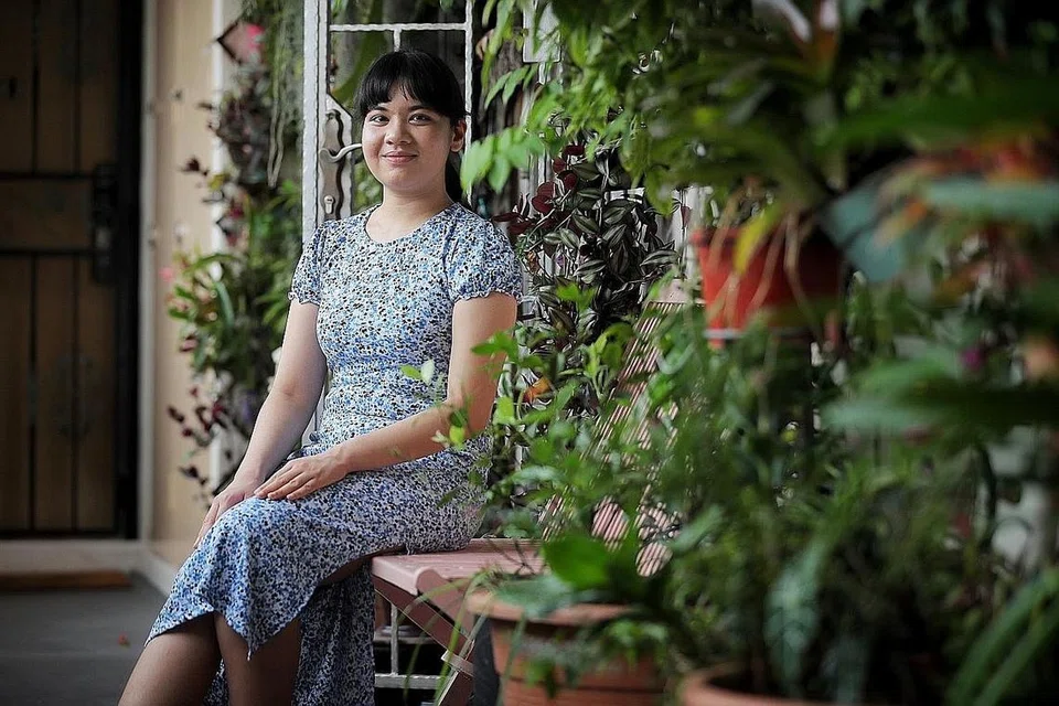 INGIN MENDEKATI ANAK MUDA: Dengan pengalaman kesihatan mentalnya, Cik Tasneem berharap dapat membantu mereka menghadapi masalah sepertinya dulu. lain, - Foto BH oleh GAVIN FOO