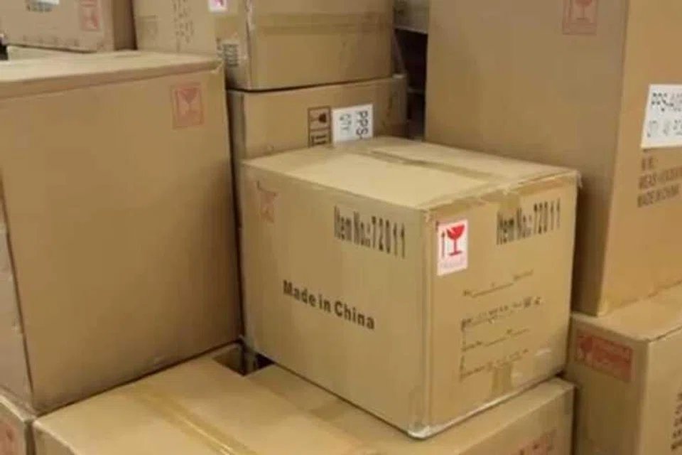 Barang-barang Propstore yang diimport untuk dijual di bazar hanya tiba di Singapura pada 10 Mac, kurang dua minggu sebelum Hari Raya.