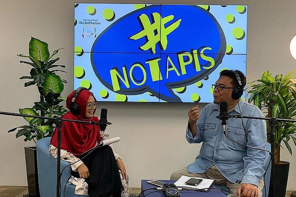 PERLU PEKA: Pengacara bersama podcast Berita Harian, #NoTapis, personaliti Suhaimi Yusof berkongsi dengan wartawan Shahida Sarhid bahawa kaum lelaki juga perlu peka tentang rawatan rambut kerana kesihatan rambut menandakan kesihatan tubuh badan seseorang. - Foto BH, fail