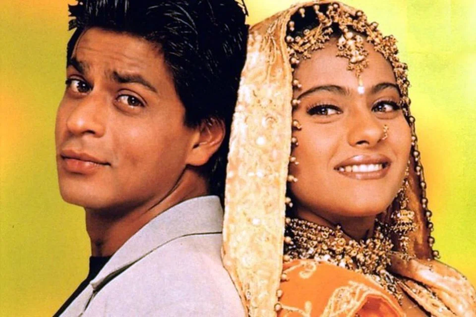 PERSAHABATAN 'TURUN-NAIK': Ramai mungkin tidak tahu bahawa persahabatan antara Shah Rukh Khan dengan Kajol tidak bermula dengan baik, tetapi kini hubungan mereka lebih akrab. Gambar menunjukkan semasa mereka beraksi dalam filem popular 'Kuch Kuch Hota Hai. - Foto MEDIACORP