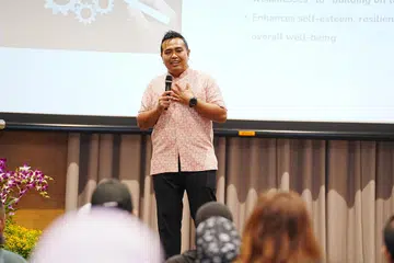 Anggota Parlimen GRC Pasir Ris-Punggol, Encik Sharael Taha, semasa berinteraksi dengan peserta acara keibubapaan, ‘Pathways to Success: Supporting your Child’s Future’ (Laluan Menuju Kejayaan: Menyokong Masa Depan Anak Anda) pada 16 November.