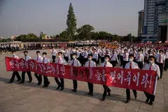 KECAM PEMBELOT: Pelajar Korea Utara mengambil bahagian dalam tunjuk perasaan yang mengecam "pengkhianat bangsa dan penipu" bangsa negara itu yang berlangsung di Teater Terbuka Taman Pemuda Pyongyang ke Dataran Kim Il Sung di Pyongyang, Korea Utara, semalam. 