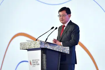 TINGKAT KERJASAMA: DPM Heng berkata negara perlu bekerja rapat dan memperkukuhkan hubungan kerjasama peringkat antarabangsa. - Foto BH oleh NG SOR LUAN
