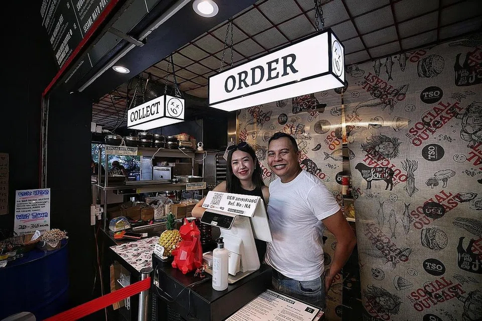 UBAH PENDIRIAN DEMI PENDIGITALAN: Ekoran pandemik Covid-19, pemilik The Social Outcast, Encik Aminurrashid Hasnordin dan Cik Noelle Chua, harus mengubah pendekatan dan mula menawarkan tempahan dalam talian dan penghantaran sejak Jun. - Foto BH oleh KEVIN LIM