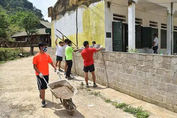 PROGRAM LUAR NEGARA: Sekumpulan pelajar St Joseph's Institution (SJI) membantu menyenggarakan Sekolah Rendah Hang Kia di Vietnam. - Foto ihsan AHMAD UKAIL ISMAIL