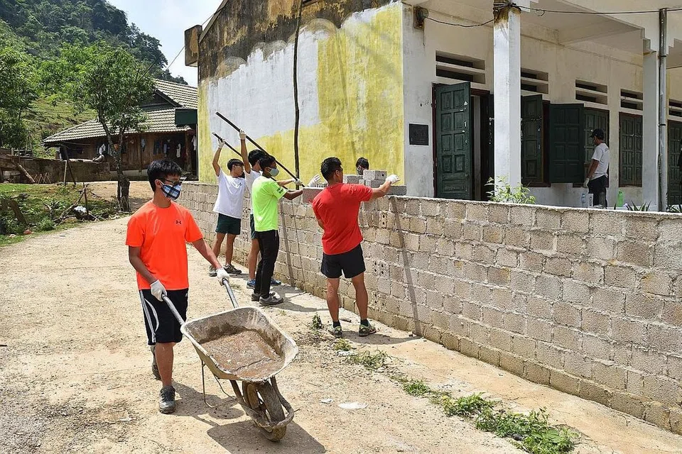 PROGRAM LUAR NEGARA: Sekumpulan pelajar St Joseph's Institution (SJI) membantu menyenggarakan Sekolah Rendah Hang Kia di Vietnam. - Foto ihsan AHMAD UKAIL ISMAIL