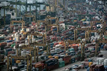 TUMBUH PESAT: Timbunan kontena di Terminal Kontena Tanjong Pagar. Eksport utama Singapura tumbuh paling kukuh - 21.5 peratus - sejak lima tahun lalu. - Foto AFP
