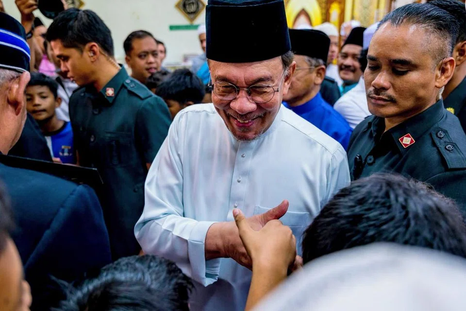  Perdana Menteri Malaysia, Datuk Seri Anwar Ibrahim (tengah), bersalaman dengan orang awam selepas menunaikan solat Jumaat di Surau Istiqlal, Presint 14, Putrajaya.