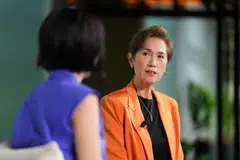 Menteri Penerangan dan Pembangunan Digital (dahulunya Perhubungan dan Penerangan), Cik Josephine Teo (kanan), bercakap tentang cara mengawal selia kandungan ‘deepfake’ dalam temu bual semasa persidangan ‘Reuters Next Apac’.