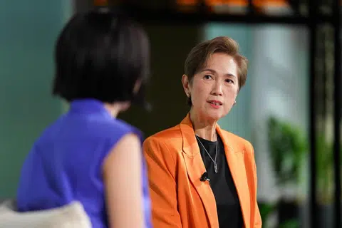 Menteri Penerangan dan Pembangunan Digital (dahulunya Perhubungan dan Penerangan), Cik Josephine Teo (kanan), bercakap tentang cara mengawal selia kandungan ‘deepfake’ dalam temu bual semasa persidangan ‘Reuters Next Apac’.
