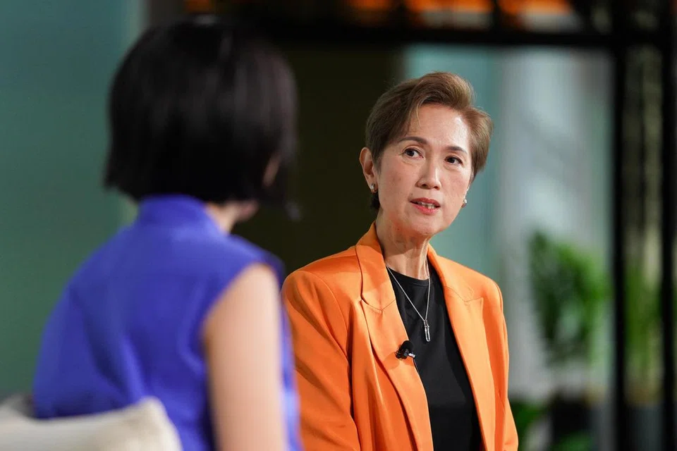 Menteri Penerangan dan Pembangunan Digital (dahulunya Perhubungan dan Penerangan), Cik Josephine Teo (kanan), bercakap tentang cara mengawal selia kandungan ‘deepfake’ dalam temu bual semasa persidangan ‘Reuters Next Apac’.