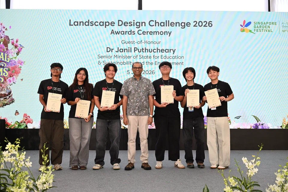 Encik Sufi (kiri) bersama pasukannya dari Politeknik Singapura menerima anugerah sagu hati untuk kategori landskap yang menonjolkan taman permainan, ‘ragon Playground di Toa Payoh sebagai simbol kenangan zaman kanak-kanak.