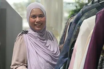 SAMBUTAN BAIK: Pemilik butik Sufyaa, Cik Azrina Tahar, tidak lagi menerima permintaan untuk tempahan baju Hari Raya tahun ini sejak bulan lalu setelah menerima sambutan yang menggalakkan. - Foto ihsan AZRINA TAHAR