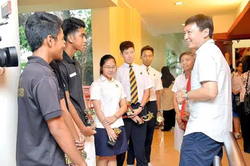 DEKATI PELAJAR: Encik Chee (kanan) sedang berinteraksi dengan para pemenang Peraduan 3T iaitu para pelajar RI (berbaju hitam) bagi kategori sekolah menengah dan Sekolah Anglo-Chinese (Independent) bagi kategori maktab rendah. - Foto M.O. SALLEH