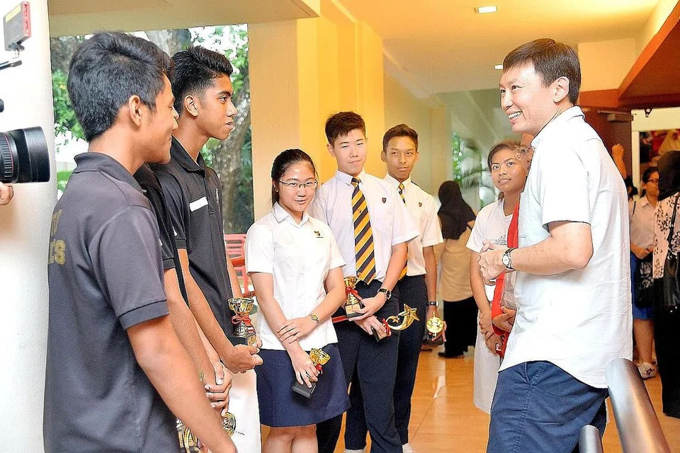DEKATI PELAJAR: Encik Chee (kanan) sedang berinteraksi dengan para pemenang Peraduan 3T iaitu para pelajar RI (berbaju hitam) bagi kategori sekolah menengah dan Sekolah Anglo-Chinese (Independent) bagi kategori maktab rendah. - Foto M.O. SALLEH
