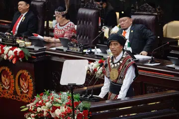 LAKAR PENCAPAIAN: Presiden Indonesia, Encik Joko Widodo, memakai pakaian tradisional dari Kepulauan Tanimbar, provinsi Maluku, ketika menyampaikan Pidato Kenegaraan menjelang Hari Kemerdekaan Negara di Parlimen di Jakarta.