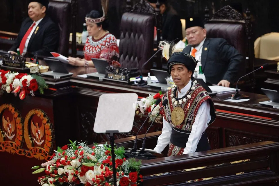 LAKAR PENCAPAIAN: Presiden Indonesia, Encik Joko Widodo, memakai pakaian tradisional dari Kepulauan Tanimbar, provinsi Maluku, ketika menyampaikan Pidato Kenegaraan menjelang Hari Kemerdekaan Negara di Parlimen di Jakarta.