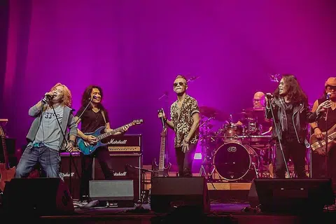 GEGARAN ROK TAHUN BARU: Konsert 'Rock 21' di Dewan Konsert Esplanade kelmarin dijayakan (dari kiri) Yazid Abu Bakar, Eiss dan Hanafie Warren, yang mengembalikan nostalgia irama rok anak watan Singapura. Bersama mereka ialah pengarah muzik, Addy Cradle (dua dari kiri). - Foto BM oleh NUR DIYANA TAHA