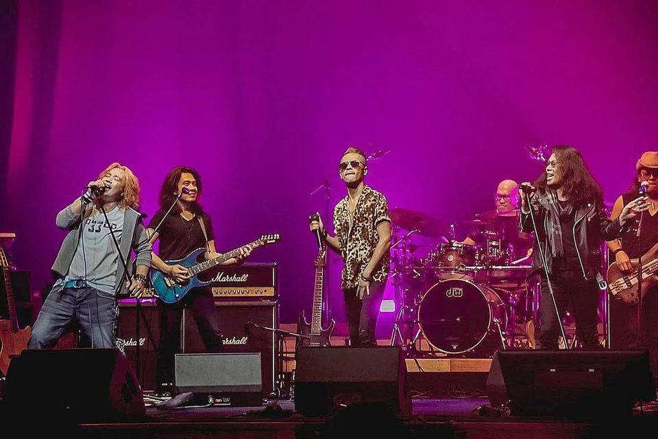 GEGARAN ROK TAHUN BARU: Konsert 'Rock 21' di Dewan Konsert Esplanade kelmarin dijayakan (dari kiri) Yazid Abu Bakar, Eiss dan Hanafie Warren, yang mengembalikan nostalgia irama rok anak watan Singapura. Bersama mereka ialah pengarah muzik, Addy Cradle (dua dari kiri). - Foto BM oleh NUR DIYANA TAHA