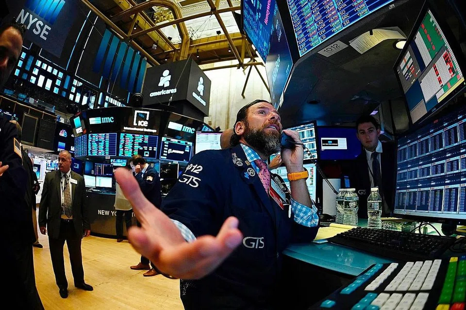 MERUDUM BULAN OGOS: Sistem kewangan sedunia rapuh dalam bulan Ogos. Sebagai contoh, ianya berlaku seperti musiman - dalam bulan Ogos pada tahun 1998 dan 2017. Yang menjadi pertanyaan adakah krisis kali ini lebih cenderung ke arah 1988 atau 2017? - Foto AFP