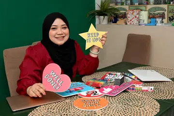 Sebagai seorang penyokong pemberian pujian dan galakan kepada kanak-kanak dalam mengiktiraf kemajuan mereka, Cik Siti Hajar Ma’mor akan menunjukkan kad imbas di skrin Zoom untuk mengingatkan ibu bapa dalam sesi KelasMateMatika (KMM) supaya memberi pujian kepada anak-anak mereka pada segmen-segmen tertentu dalam sesi tersebut.