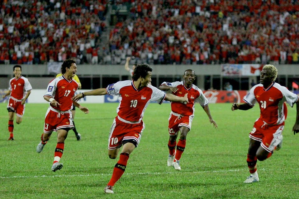 Bekas penyerang Singapura, Indra Sahdan Daud (tengah) meraikan jaringan pembukannya bersama rakan sepasukannya ketika final kedua Kejohanan Bola Sepak ASEAN AFF 2004 pada 16 Januari 2005 di Stadium Nasional. Singapura menang 2-1 dengan agregat 5-2.