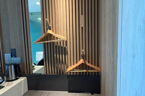 Tempat gantung yang kreatif dan menggunakan ruang dengan baik, ganti pembinaan almari. Kepingan kayunya boleh dilipat keluar menjadi penyangkut.