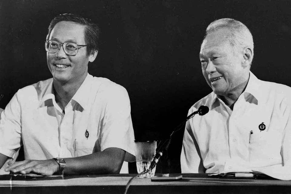 PILIHAN RAYA PENTING: Encik Goh Chok Tong (kiri) dan Encik Lee Kuan Yew di sidang akhbar pada September 1988 selepas keputusan pilihan raya umum diumumkan. Encik Lee menjemput Encik Goh makan tengah hari pada awal 1990 untuk mengambil alih kuasa daripadanya. Encik Goh bersetuju dan menjadi perdana menteri kedua Singapura pada 28 November 1990. Beliau melepaskan jawatan perdana menteri 14 tahun kemudian pada 12 Ogos 2004 dan digantikan oleh Encik Lee Hsien Loong. - Foto fail